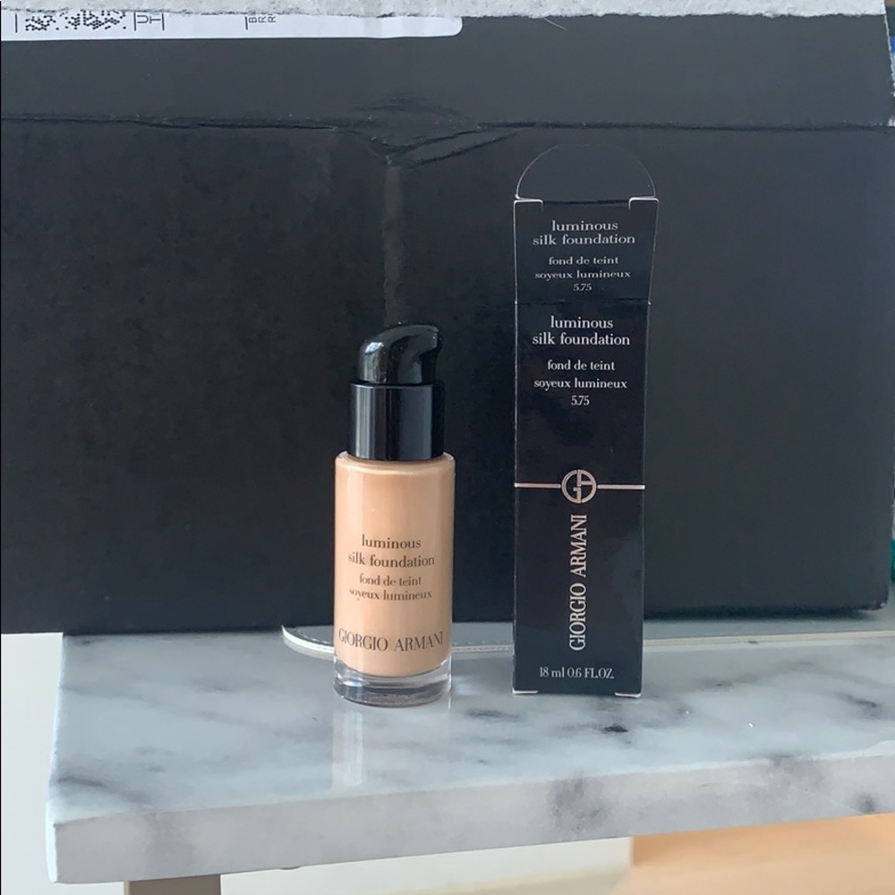 Giorgio Armani Luminous silk 5.75 18ml New in Box